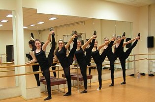 Showballett des Ensemble Fire & Flame: Klassisches Ballet -Training unter der Leitung von Karin Lenk