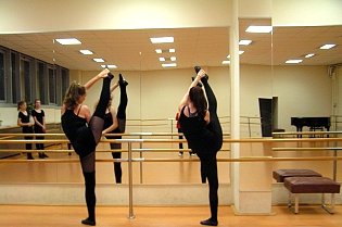Showballett des Ensemble Fire & Flame: Klassisches Ballet -Training unter der Leitung von Karin Lenk
