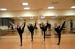 Showballett des Ensemble Fire & Flame: Klassisches Ballett -Training unter der Leitung von Karin Lenk